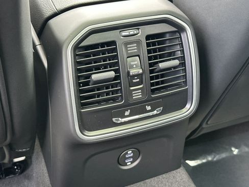 Certified 2025 Porsche Macan AWD/4WD image 14