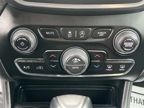 Used 2023 Jeep Cherokee Altitude Lux image 16