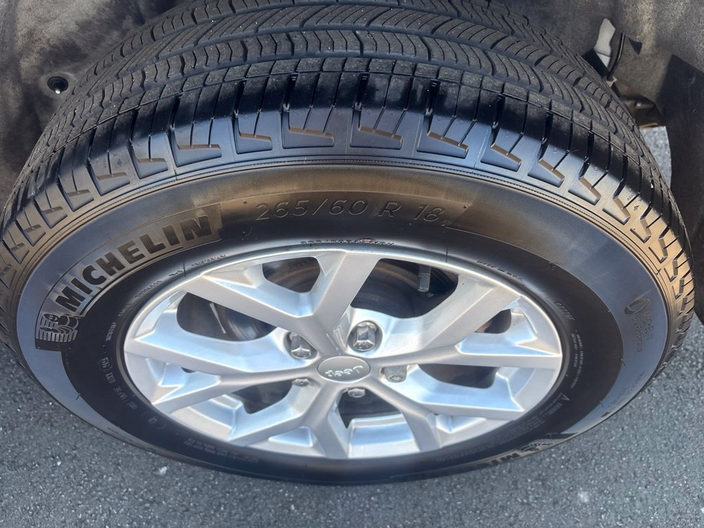 Used 2023 Jeep Grand Cherokee Limited AWD/4WD image 11
