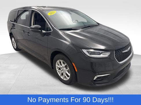 Used 2023 Chrysler Pacifica Touring-L FWD image 1