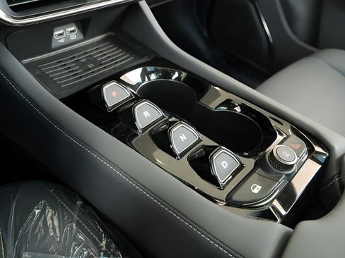 New 2025 VinFast VF 8 Plus AWD/4WD image 24