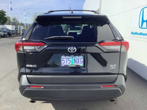 Used 2022 Toyota RAV4 XLE Premium image 5