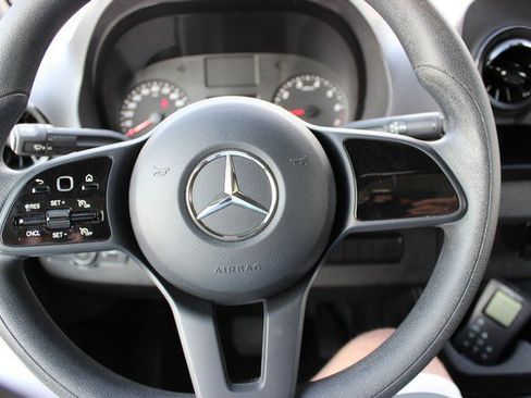 Used 2022 Mercedes-Benz Sprinter 2500 image 8