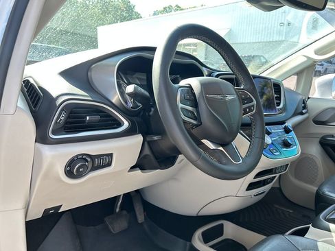 Used 2022 Chrysler Pacifica Touring-L FWD image 10