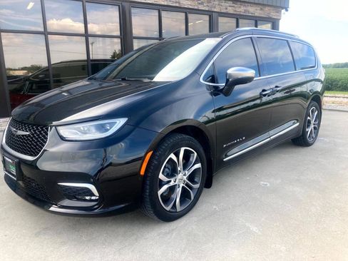 Used 2022 Chrysler Pacifica Pinnacle AWD/4WD image 2