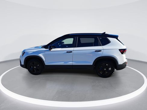 New 2026 Volkswagen Taos SE image 6