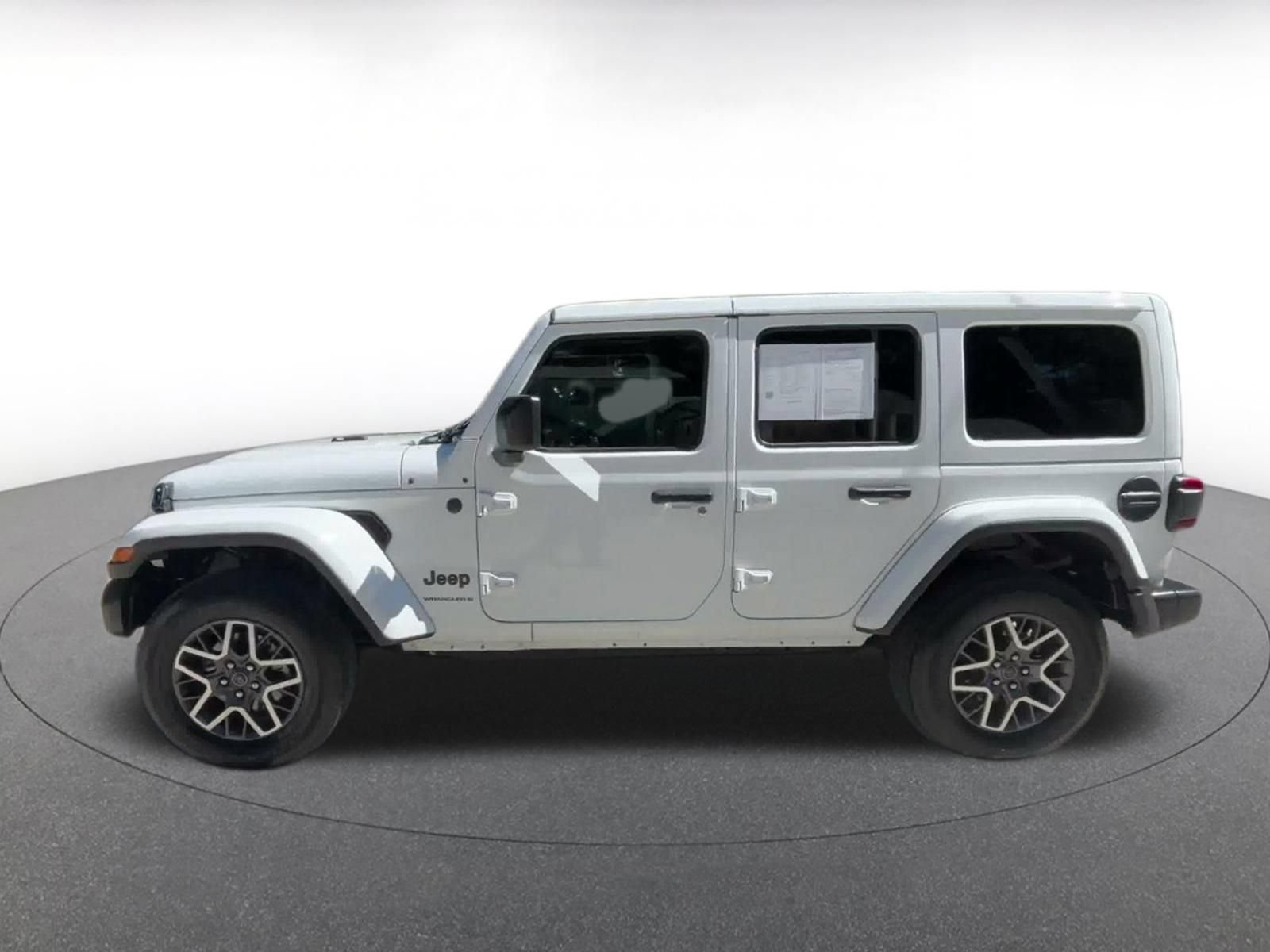 Used 2025 Jeep Wrangler Unlimited Sahara AWD/4WD image 9