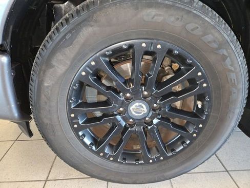 Used 2019 Nissan Titan SV w/ SV Convenience Package image 10