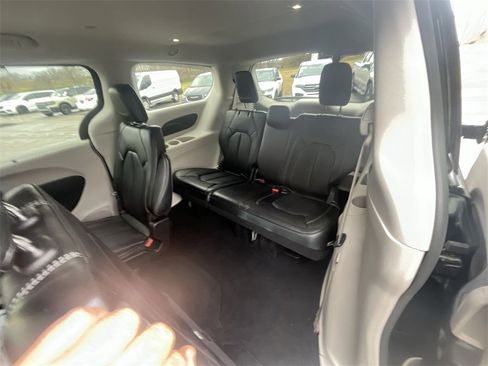 Used 2024 Chrysler Pacifica Touring-L image 14