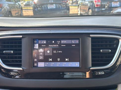 Used 2023 Chrysler Voyager LX FWD image 16