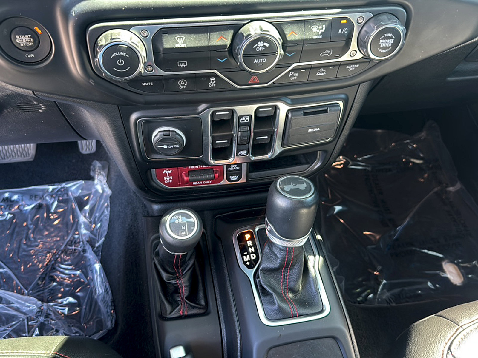 Used 2022 Jeep Wrangler Unlimited Rubicon w/ LED Lighting Group AWD/4WD image 19