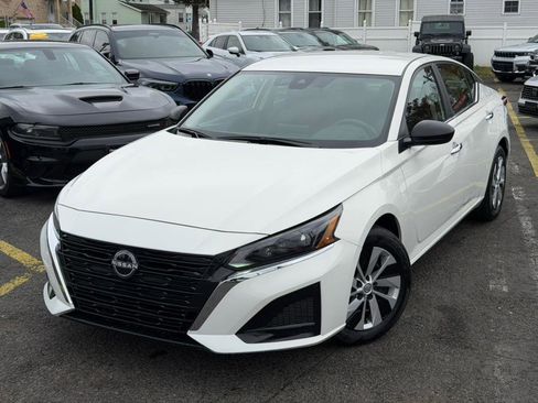 Used 2025 Nissan Altima 2.5 S image 3