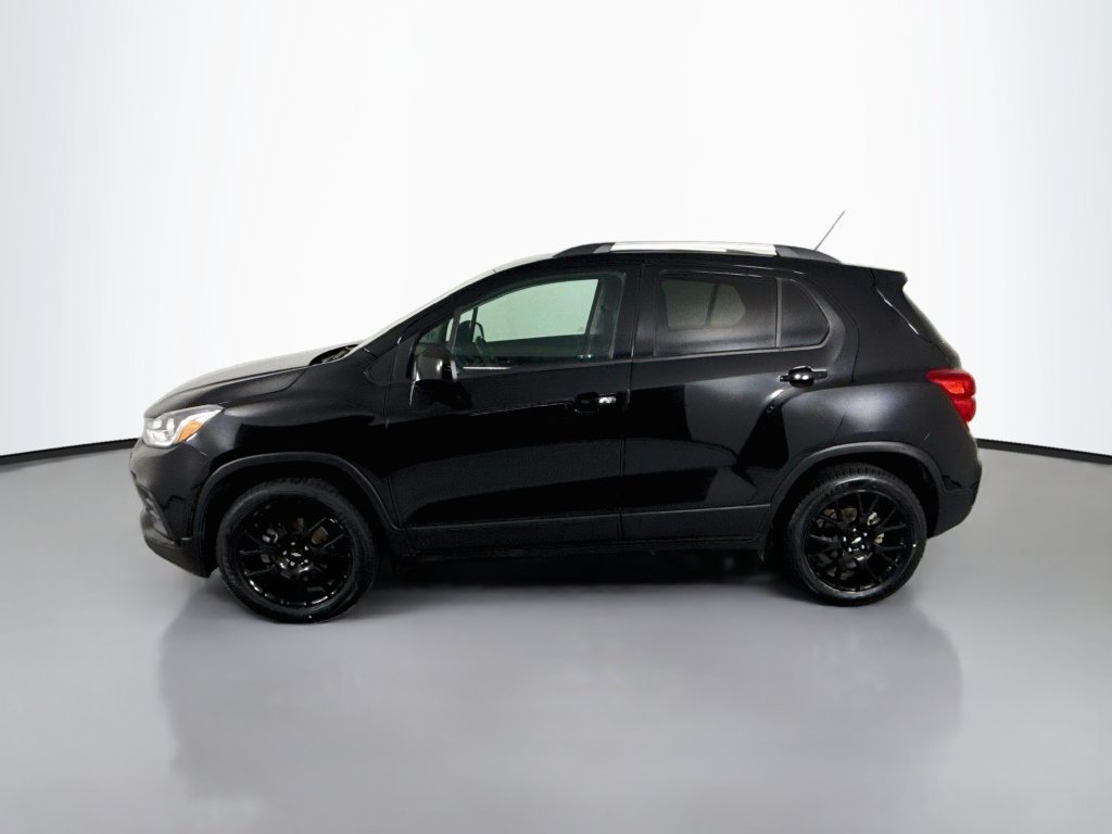 Used 2022 Chevrolet Trax LT w/ Premium Seat Package AWD/4WD image 2