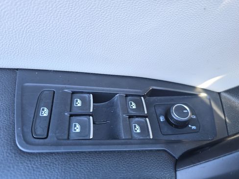 Used 2018 Volkswagen Tiguan SE image 27