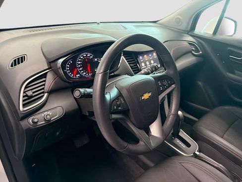 Certified 2022 Chevrolet Trax LT w/ LT Convenience Package image 9