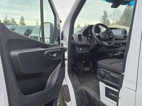 Used 2025 Mercedes-Benz Sprinter 2500 image 21