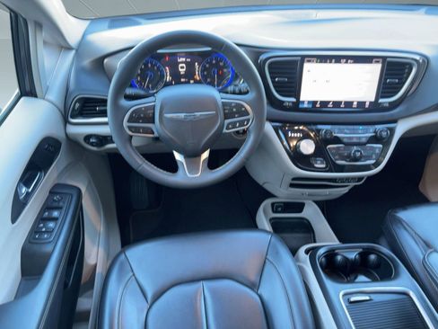 Used 2023 Chrysler Pacifica Touring-L image 26