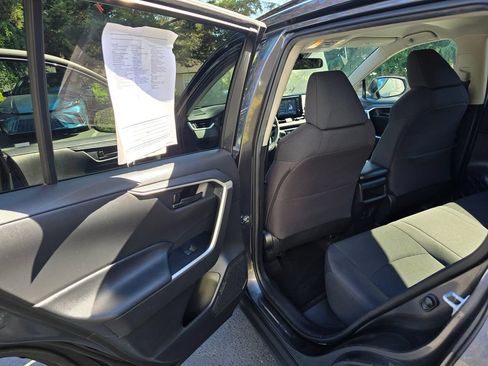 Used 2020 Toyota RAV4 LE AWD/4WD image 9