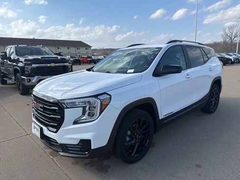 Used 2023 GMC Terrain SLE w/ Driver Convenience Package image 7
