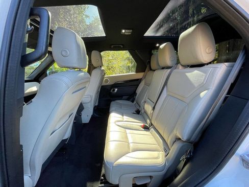 Used 2020 Land Rover Discovery SE image 27