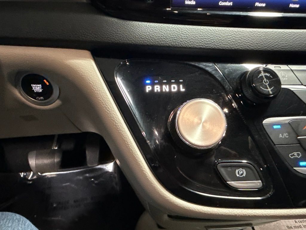 Used 2023 Chrysler Pacifica Touring-L FWD image 28