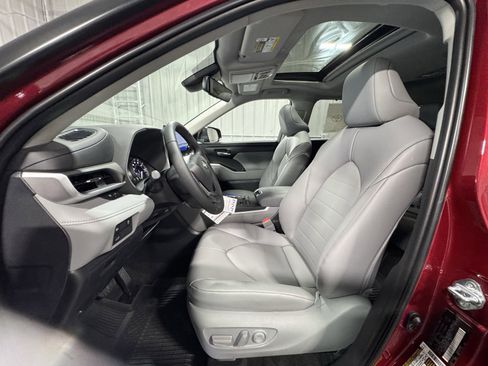 New 2026 Toyota Highlander XLE image 16