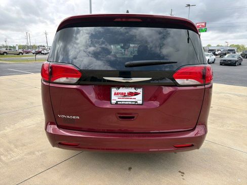 Used 2023 Chrysler Voyager LX image 5