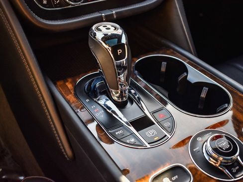 Used 2019 Bentley Bentayga image 19