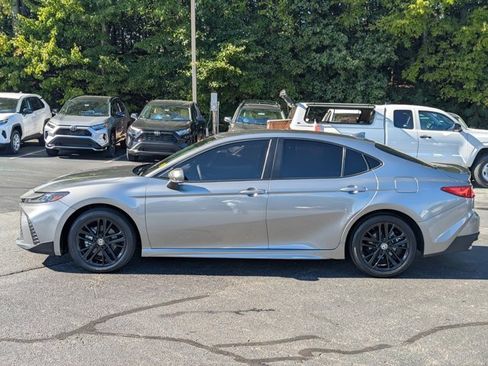 Used 2025 Toyota Camry SE image 4