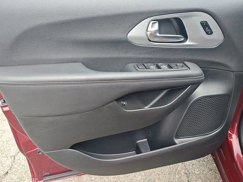Used 2023 Chrysler Pacifica Touring-L w/ S Appearance Package FWD image 16