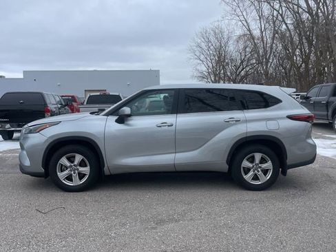Used 2024 Toyota Highlander LE image 6