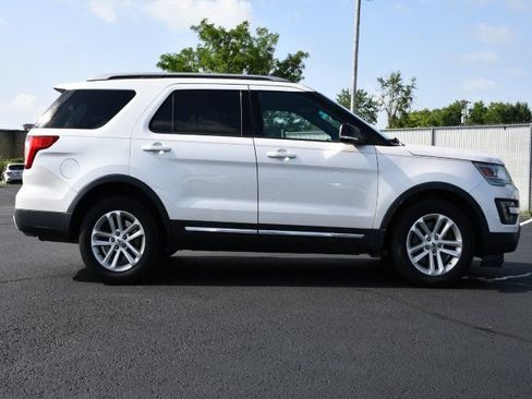Used 2016 Ford Explorer XLT w/ Equipment Group 202A FWD image 8