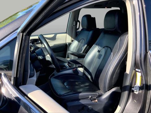 Used 2019 Chrysler Pacifica Limited w/ Advanced Safetytec Group FWD image 7