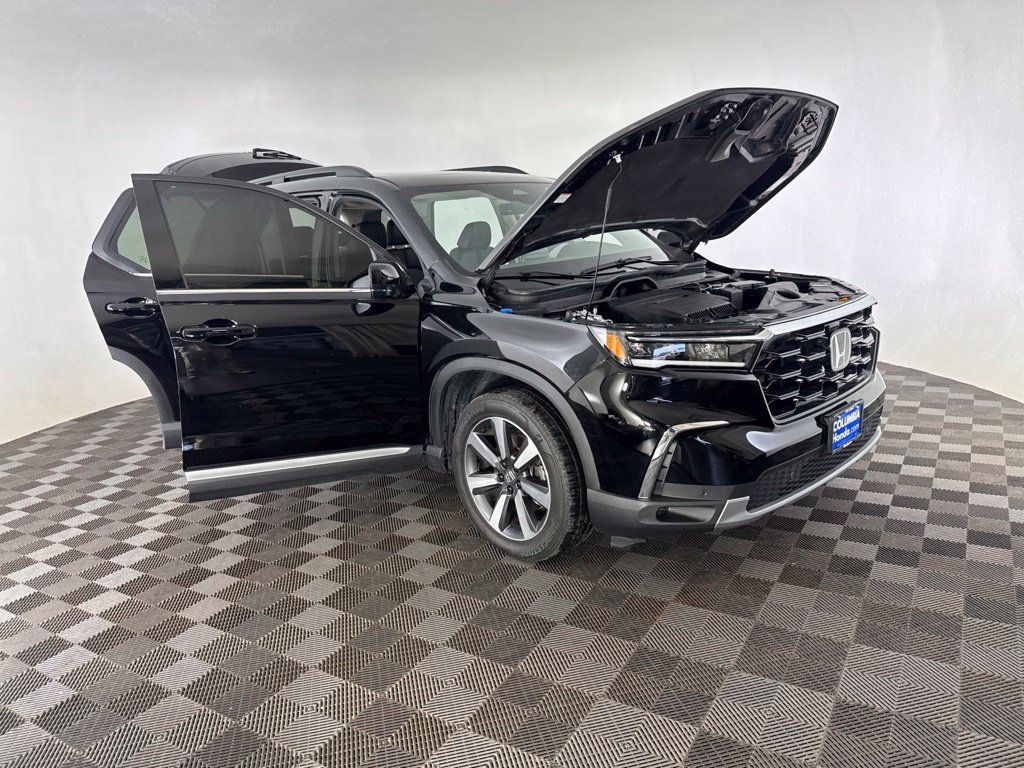 Used 2025 Honda Pilot Touring image 13