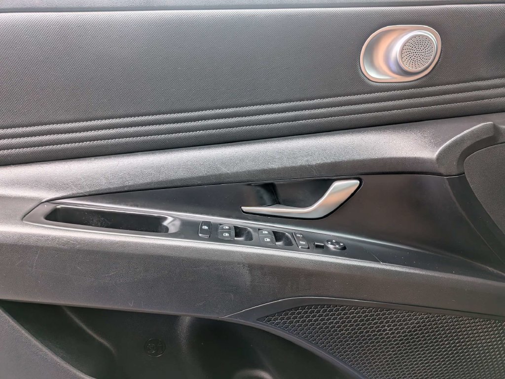 Certified 2025 Hyundai Elantra SEL FWD image 33