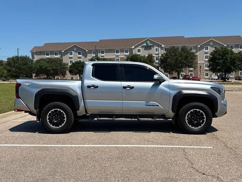 Used 2024 Toyota Tacoma TRD Off-Road AWD/4WD image 4