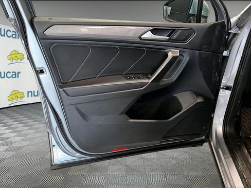 Used 2023 Volkswagen Tiguan SE w/ Panoramic Sunroof Package image 9