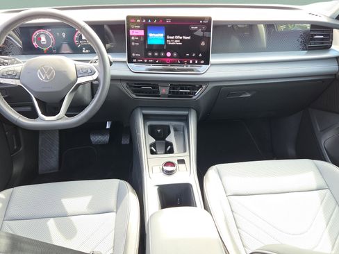 Used 2025 Volkswagen Tiguan SE image 25