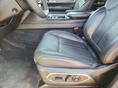 Used 2023 Jeep Wagoneer Series III w/ Preferred Equipment Group AWD/4WD image 10