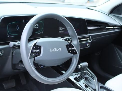 Used 2024 Kia Niro EX FWD image 8