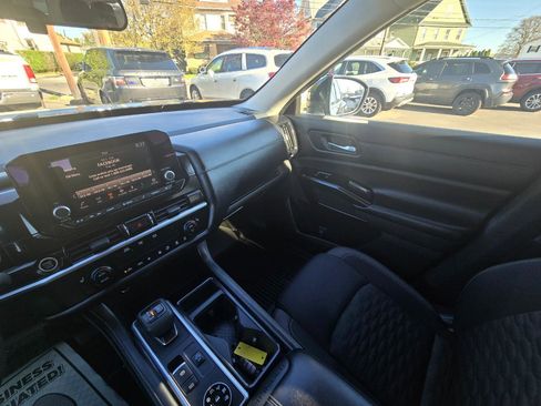 Used 2022 Nissan Pathfinder SV AWD/4WD image 11