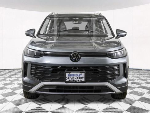 Used 2025 Volkswagen Tiguan SE w/ Panoramic Sunroof Package image 10