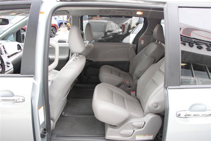 Used 2020 Toyota Sienna XLE w/ XLE Navigation Package AWD/4WD image 18