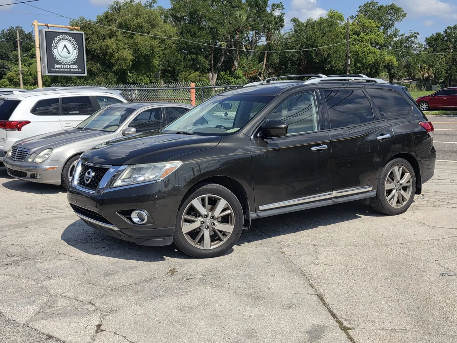 Used 2015 Nissan Pathfinder Platinum w/ Family Entertainment Package FWD image 2