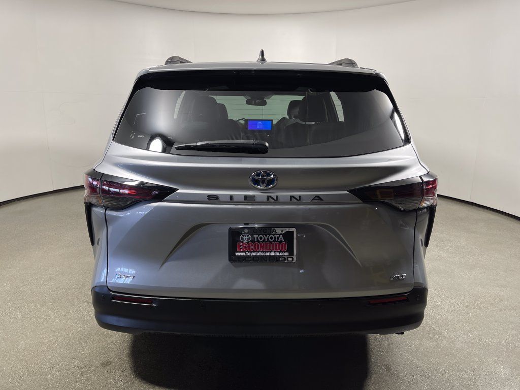 Certified 2025 Toyota Sienna XLE FWD image 4