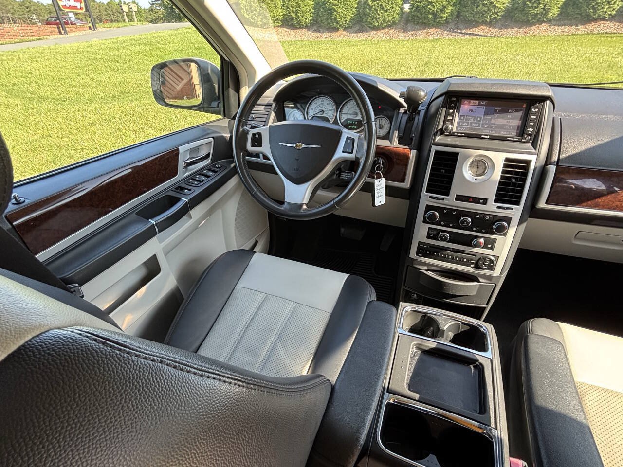 Used 2010 Chrysler Town & Country Touring Plus FWD image 14