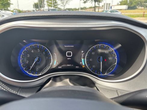Used 2025 Chrysler Pacifica Limited FWD image 38