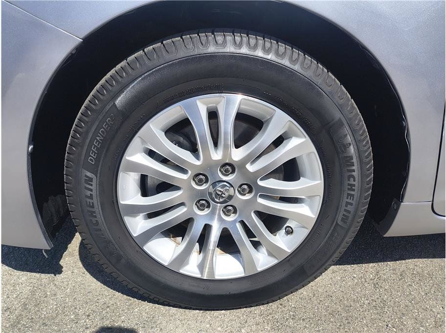 Used 2015 Toyota Sienna XLE FWD image 21