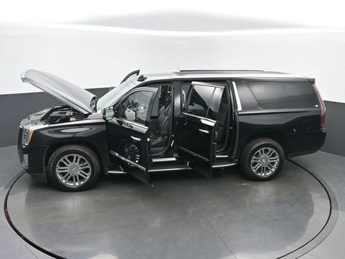 Used 2018 Cadillac Escalade ESV 4WD image 63
