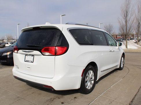Used 2019 Chrysler Pacifica Touring-L image 7